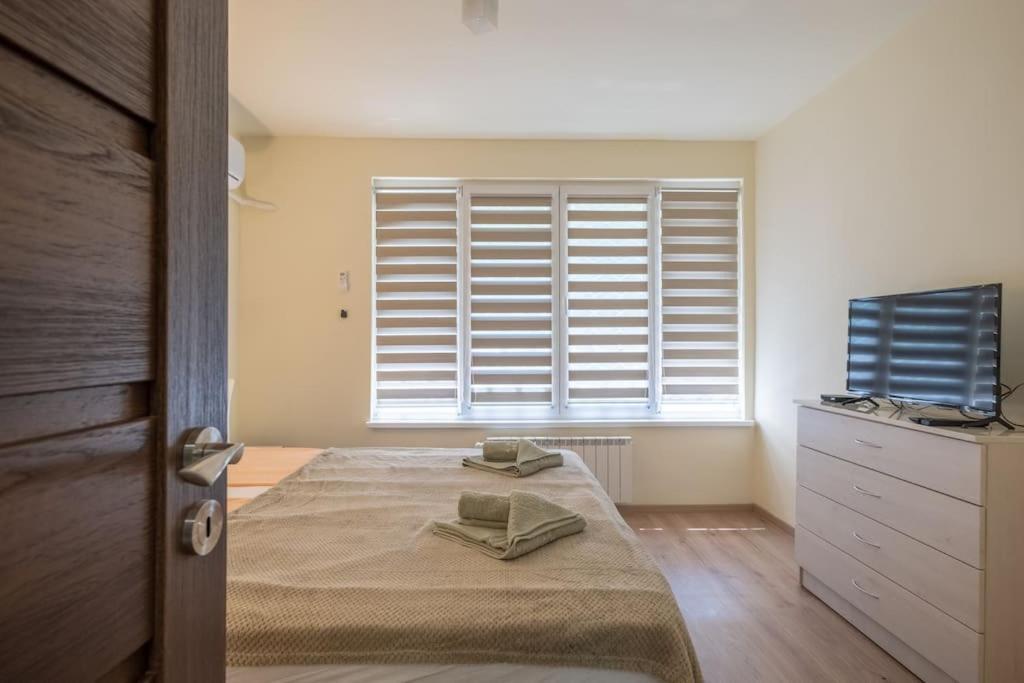 Top Location, Brand New 3 Bdrm Apt & Free Parking ソフィア エクステリア 写真